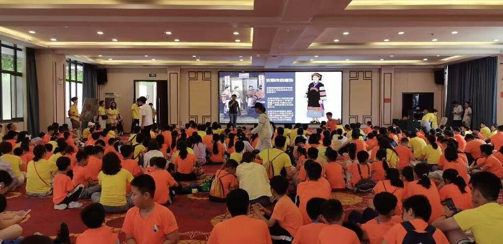 【圆满落幕】帛巴瑞400人大型扎染体验活动：一布一染，共绘童年最美蓝天！